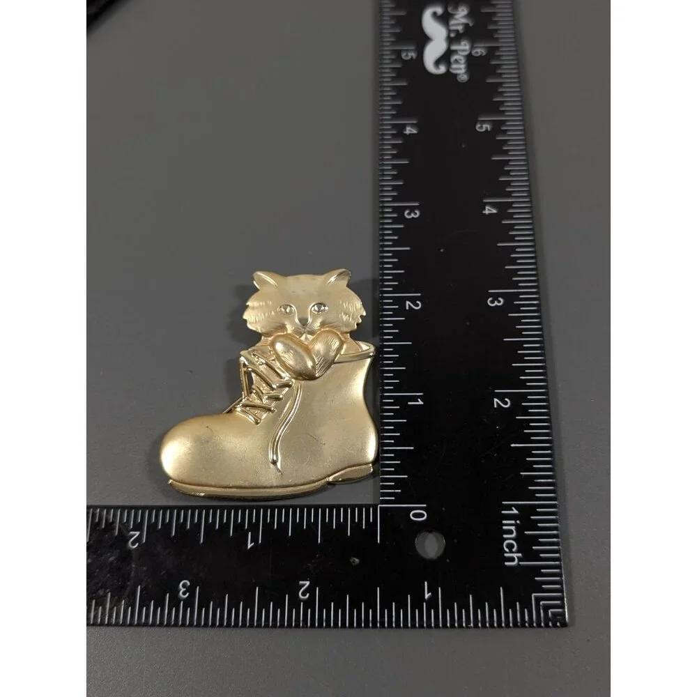 Vintage AJC Gold Tone Matte Cat Kitten In A‎ Boot Pin Brooch Signed